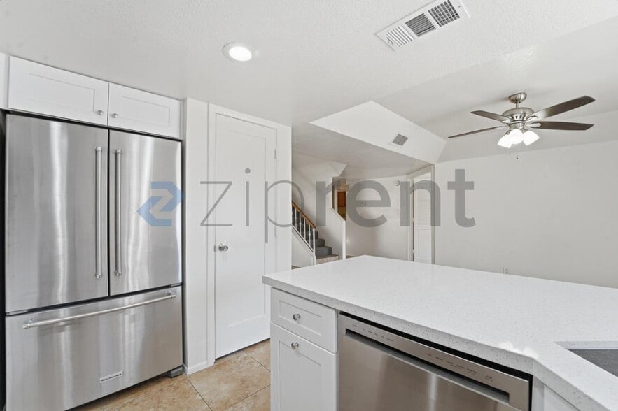 Building Photo - 609 E Mesquite Cir