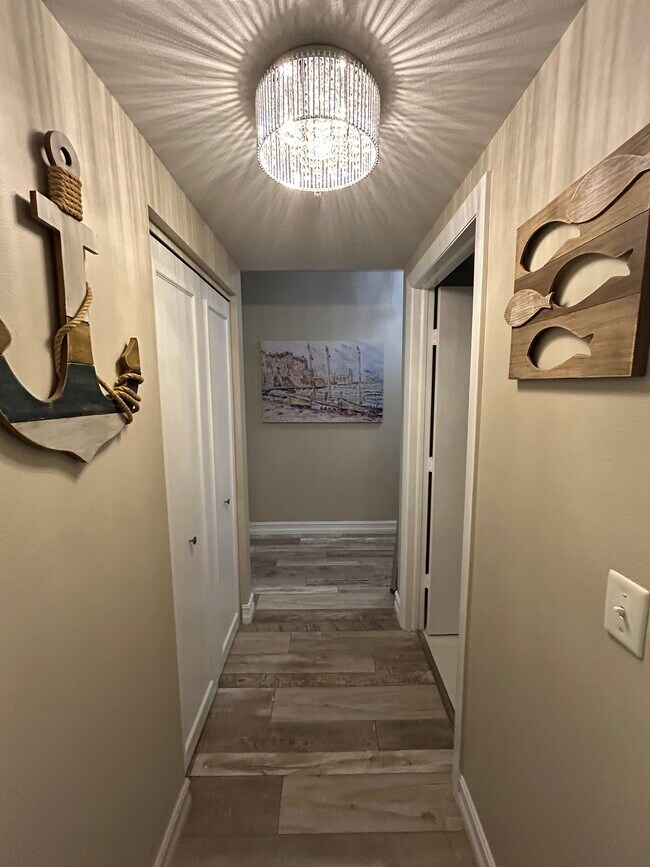 Building Photo - 3000 Oasis Grand Blvd