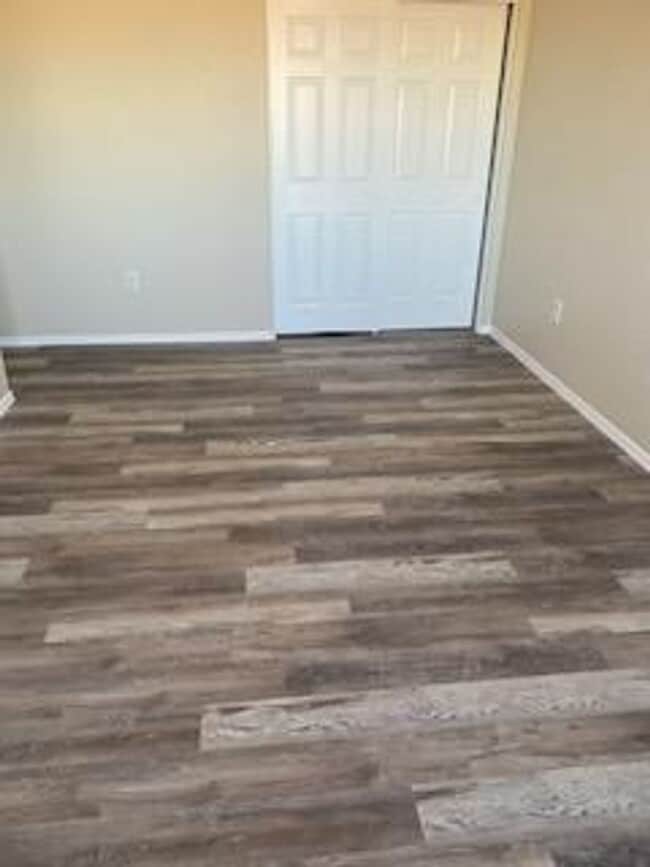 Building Photo - 3 BEDROOM 2 BATH 2 STORY HOME 4 PLEX END  UNIT A FREE RENT OAC