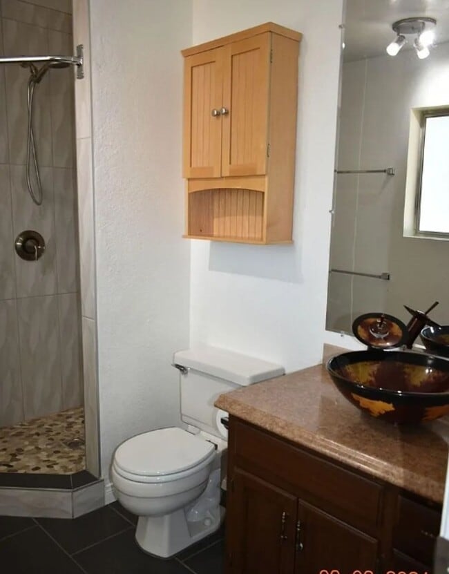 Building Photo - 3Bed, 2Bath **ON 2.5 ACRES!** Internet Paid.