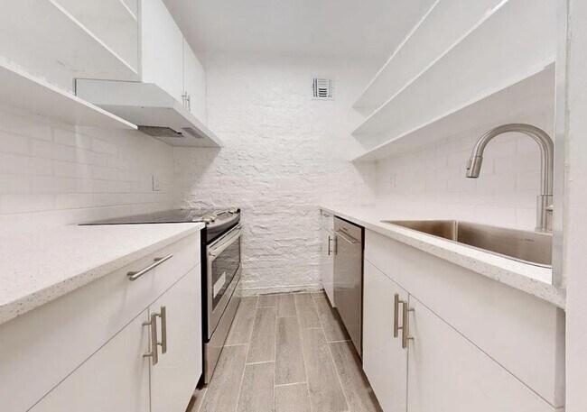 Building Photo - East 11th Street