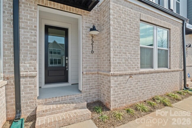 Building Photo - 7216 Westrow Ave