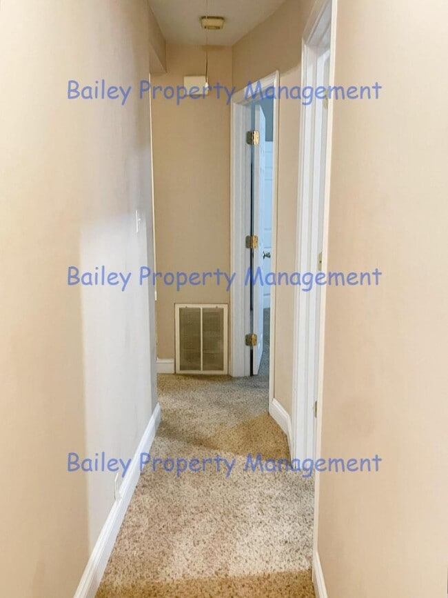 Building Photo - 537 E Oak St