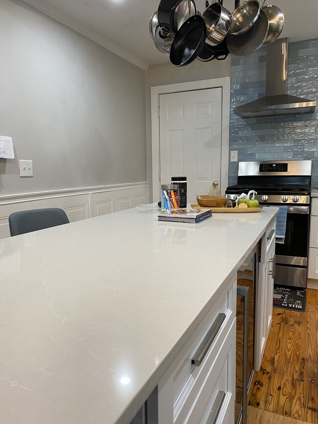 Building Photo - 1324 Central St