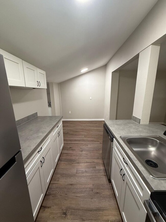 Building Photo - Renovated 2 bedroom, 2 bathroom duplex in ...