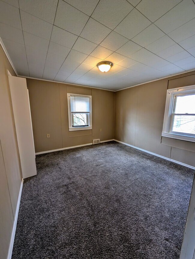 Building Photo - Beautiful Home with Central Air and Main Floor Laundry, Gateway School District