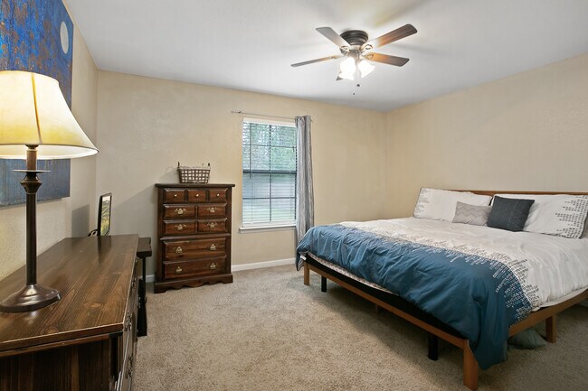 Building Photo - 12867 Hazelwood Dr