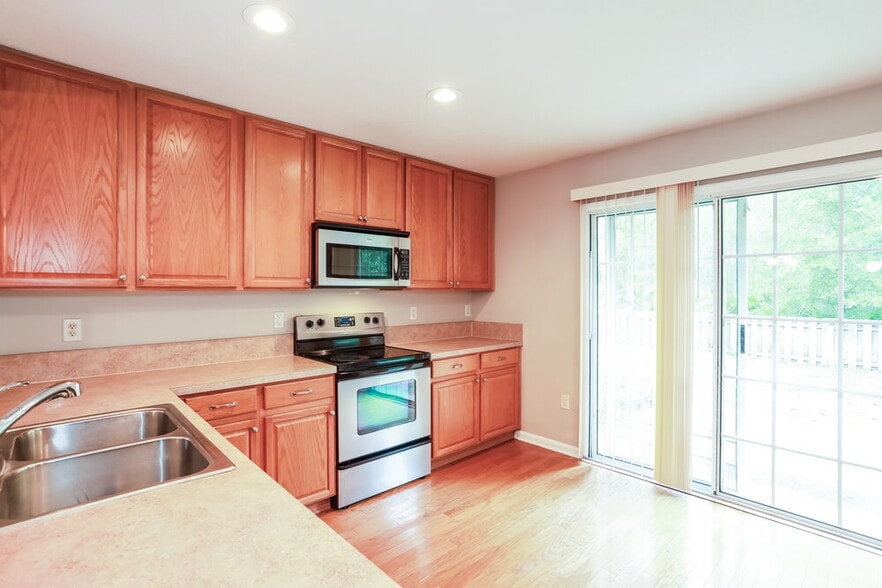 Building Photo - 11311 Justin Oaks Dr N