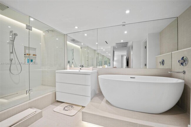 Building Photo - 2301 Collins Ave