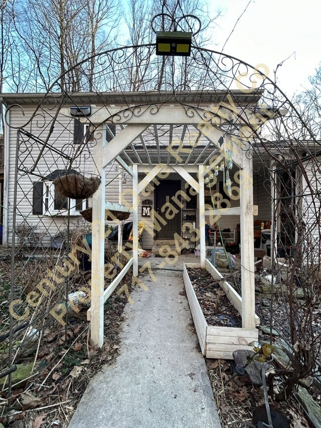 Building Photo - Large 3 Bedroom, 2 Bath Pet friendly home with off street parking and a 600sqft detached garage