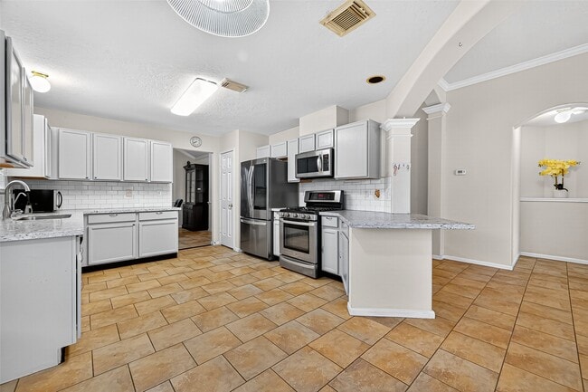 Building Photo - 15242 Kingsbridge Way