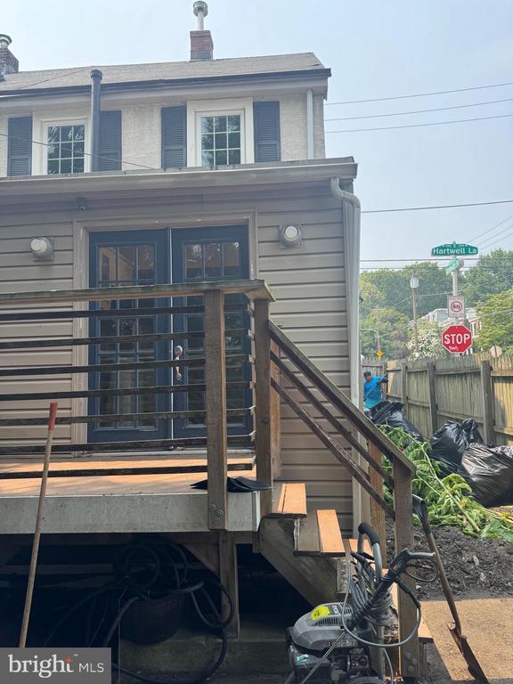 Building Photo - 150 E Hartwell Ln