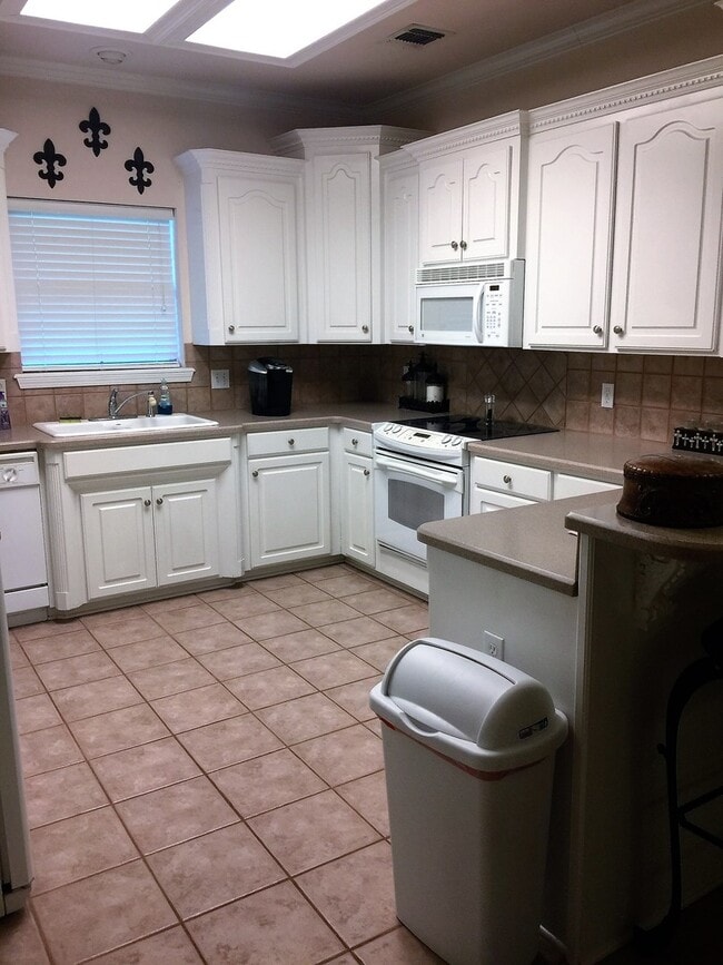 Building Photo - Beautiful home in Bayou Bend....