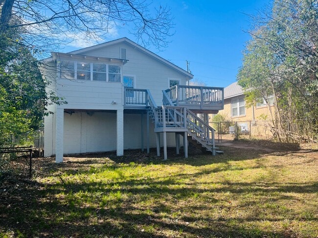 Building Photo - Adorable cottage style home with large fenced in backyard near Downtown Lagrange! Must see!