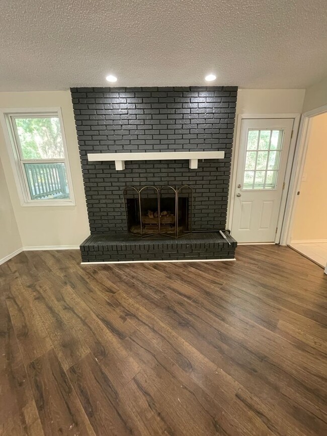 Building Photo - 6 Bed 2.5 Bath 2 Car Garage