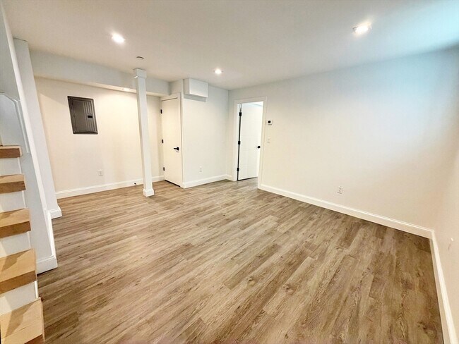 Building Photo - 182 Webster St