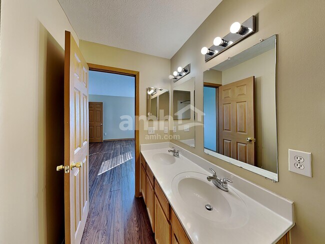 Building Photo - 69 Hutchison St