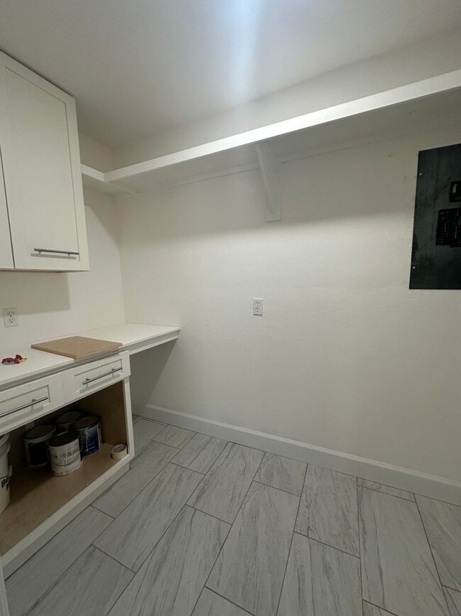 Building Photo - Newly remodeled 4/2 in the Eastgate Commun...