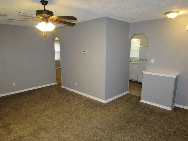 Building Photo - 2 bed 1 bath Home for rent