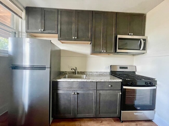 Building Photo - 2536 W Thorndale Ave