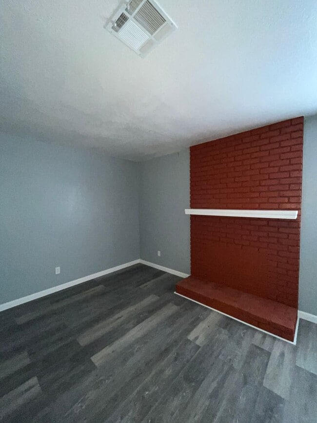 Building Photo - 3208