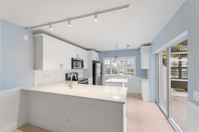 Building Photo - 2406 SW Danbury Ln