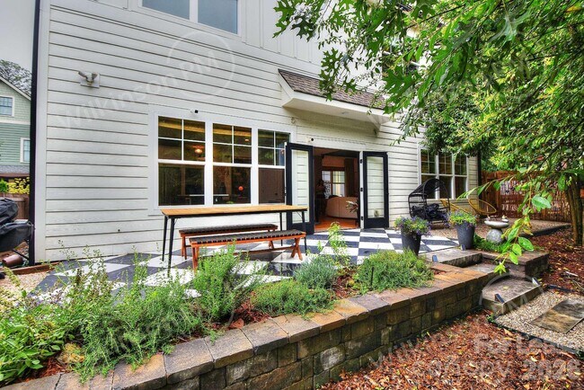Building Photo - 221 S Gardner Ave