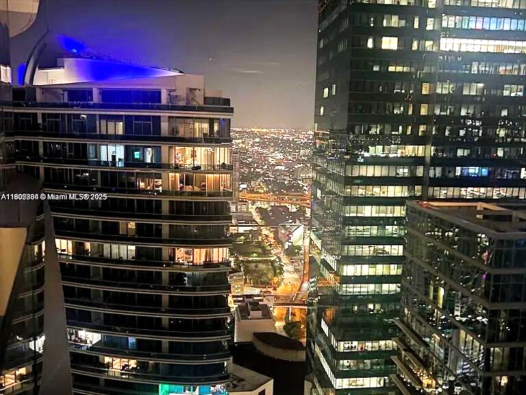 Building Photo - 300 Biscayne Boulevard Way