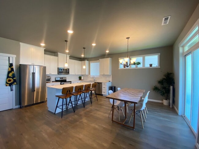 Building Photo - Beautiful 3-Bedroom Home with Covered Rear...