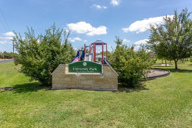 Building Photo - 2302 McCook Dr