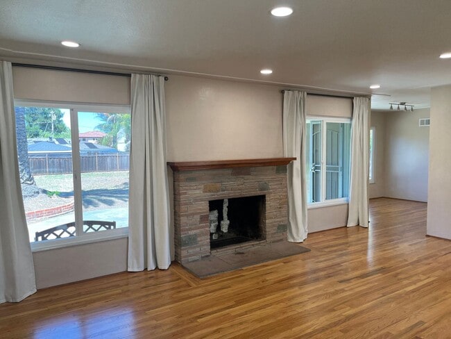 Building Photo - Los Gatos Living Just Minutes from Downtown & New Whole Foods
