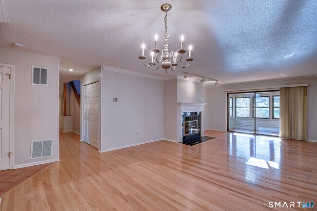 Building Photo - 4 Stonington Ct