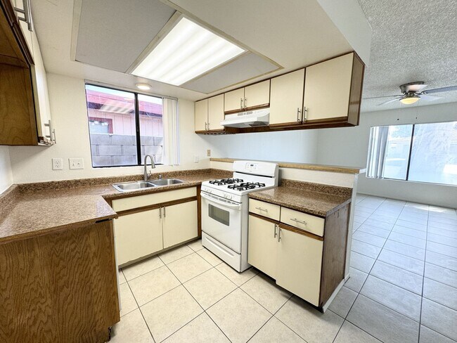 Building Photo - AVAILABLE NOW!!! 2 Bedroom / 2 Bath Apartment in Cathedral City!