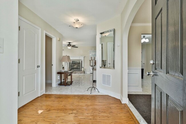 Building Photo - Furnished or Unfurnished 4 Bedroom with Internet Included!