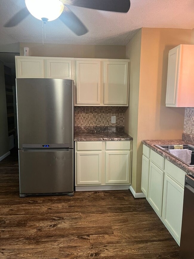 Building Photo - Convenient Jacksonville Location