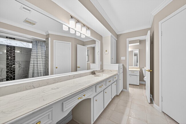 Building Photo - 13903 Chevy Chase Dr