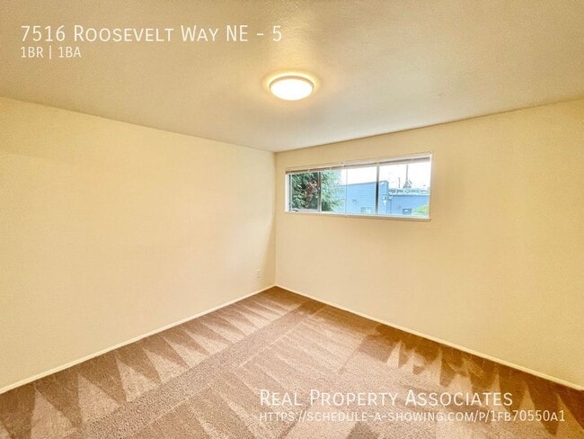 Building Photo - 7516 Roosevelt Way NE