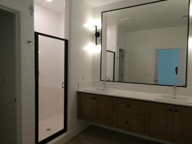 Building Photo - 2725 E Teaberry Dr