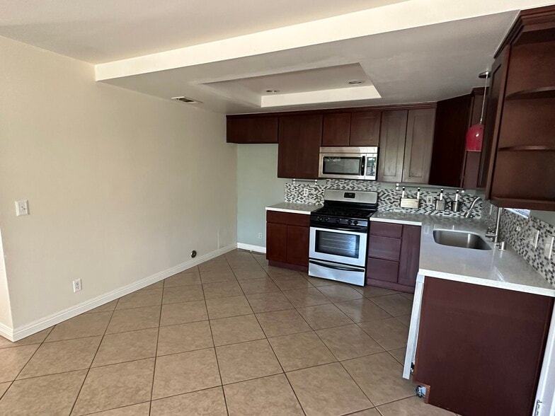 Building Photo - 115 S San Jose Dr