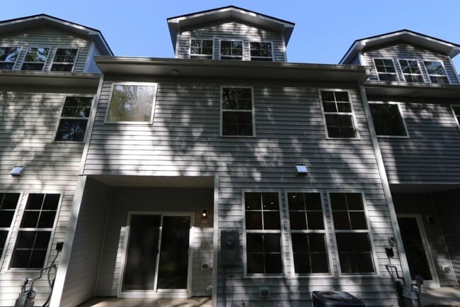 Building Photo - 1204 Grenshaw Dr