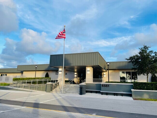 Building Photo - 816 Normandy Q