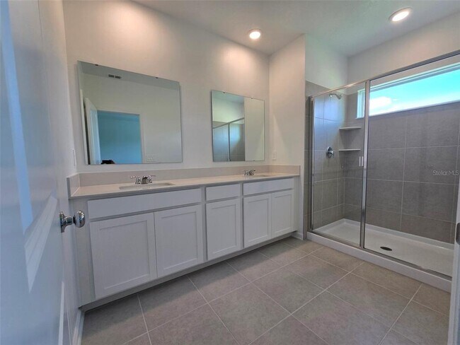 Building Photo - 3070 Chantilly Dr