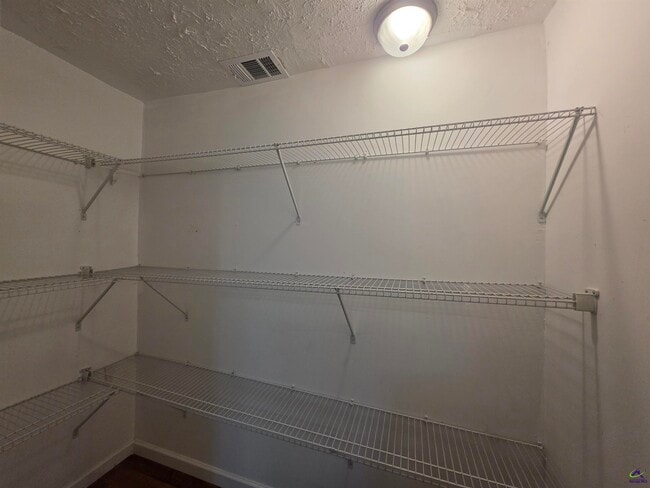 Building Photo - 811 Lewis St