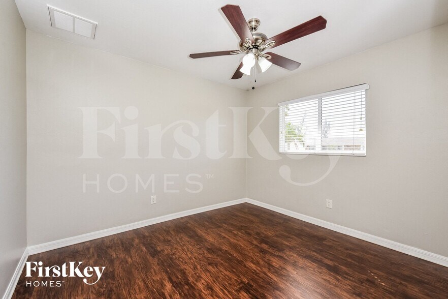 Building Photo - 2547 SW 3rd Pl