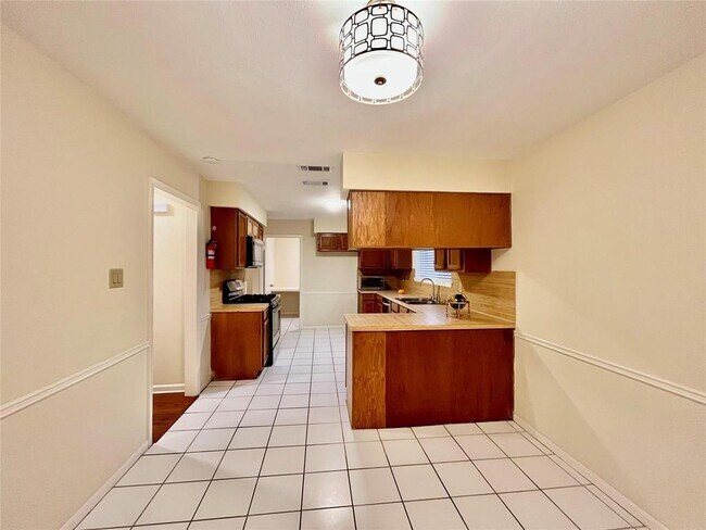 Building Photo - 3038 Sam Houston Dr