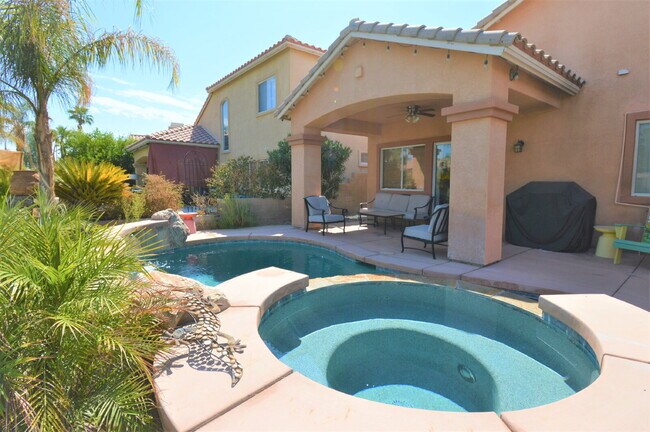 Building Photo - 3 Bedrooms and 2.5 Bathrooms Home on 7th Tee!