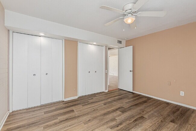 Building Photo - Great Location - 2 bed 1 bath Private Yard