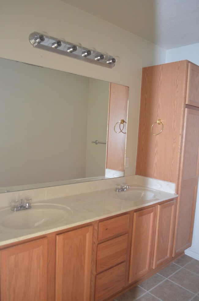 Building Photo - 326 N 10th St