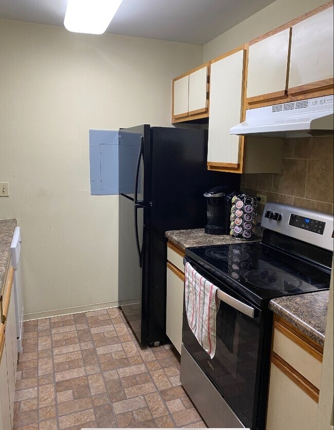 Building Photo - 208 Glengarry Dr