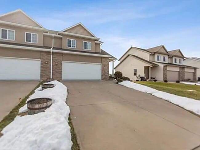 Building Photo - Coralville 4 Bedroom 4 Bath 3 Level Town H...